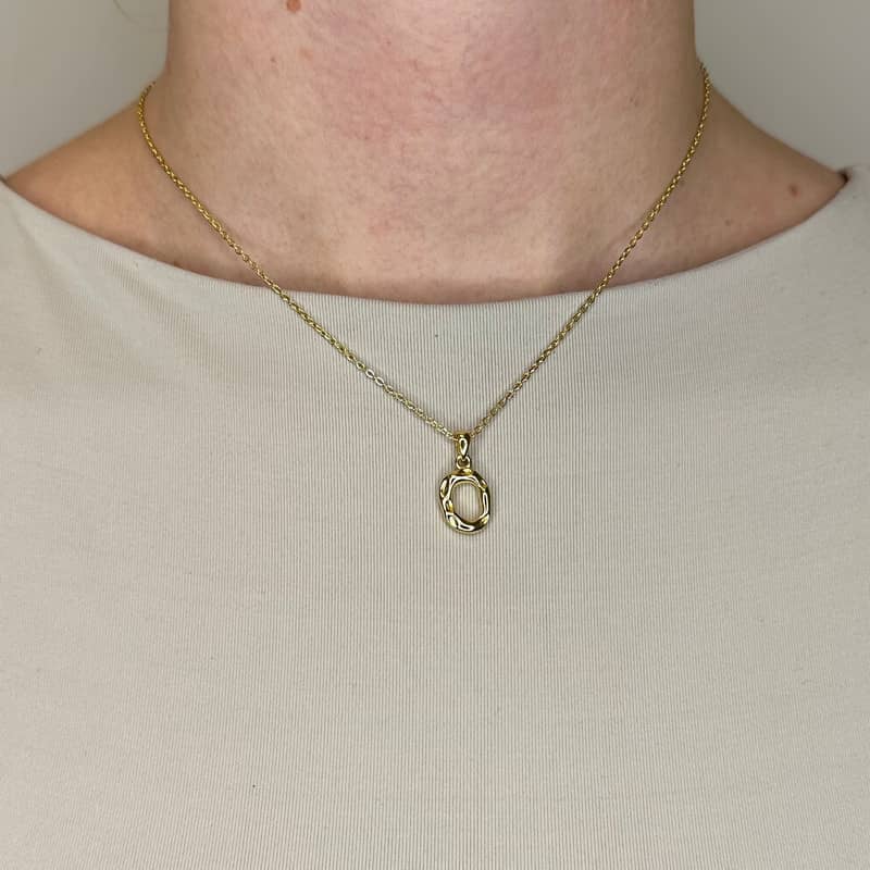 Bogstav halskæde i forgyldt sølv O model